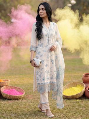Floral Embroidered Lace Detailed Layered Kurta & Trousers With Dupatta 1