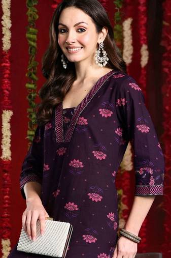 Women Floral Printed Regular  Cotton Kurta with Trousers