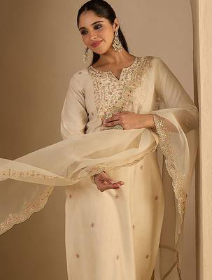 Women Ethnic Motifs Printed Kurta with Trousers & Dupatta 7