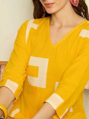 Geometric Printed V-Neck A-Line Pure Cotton Kurta with Trousers 3