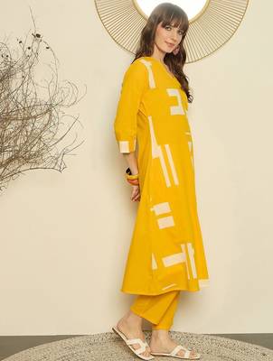 Geometric Printed V-Neck A-Line Pure Cotton Kurta with Trousers 4