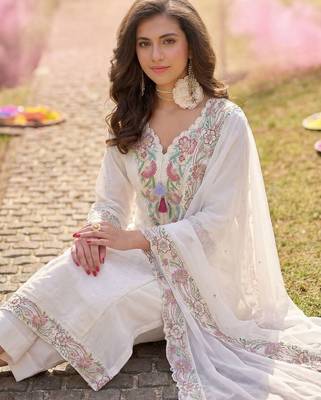 Women Floral Embroidered Regular Thread Work Kurta with Trousers & With Dupatta 2
