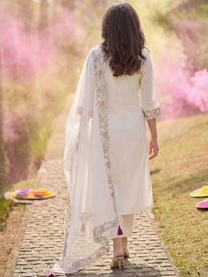Women Floral Embroidered Regular Thread Work Kurta with Trousers & With Dupatta 3