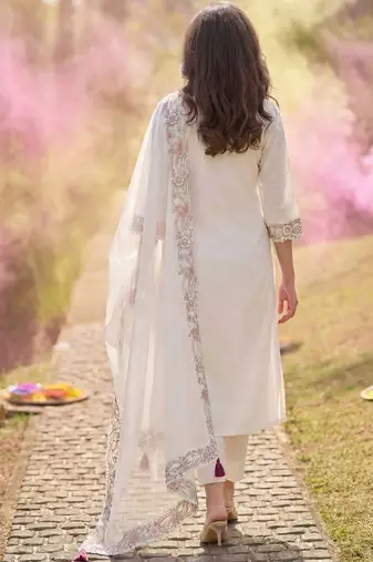 Women Floral Embroidered Regular Thread Work Kurta with Trousers & With Dupatta
