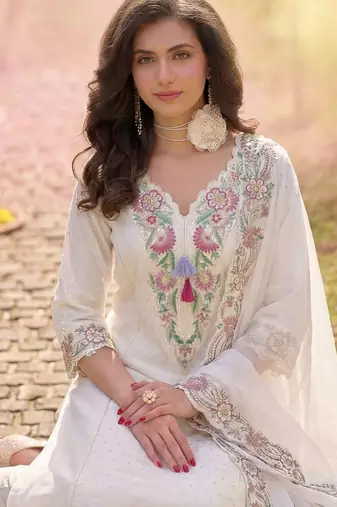 Women Floral Embroidered Regular Thread Work Kurta with Trousers & With Dupatta