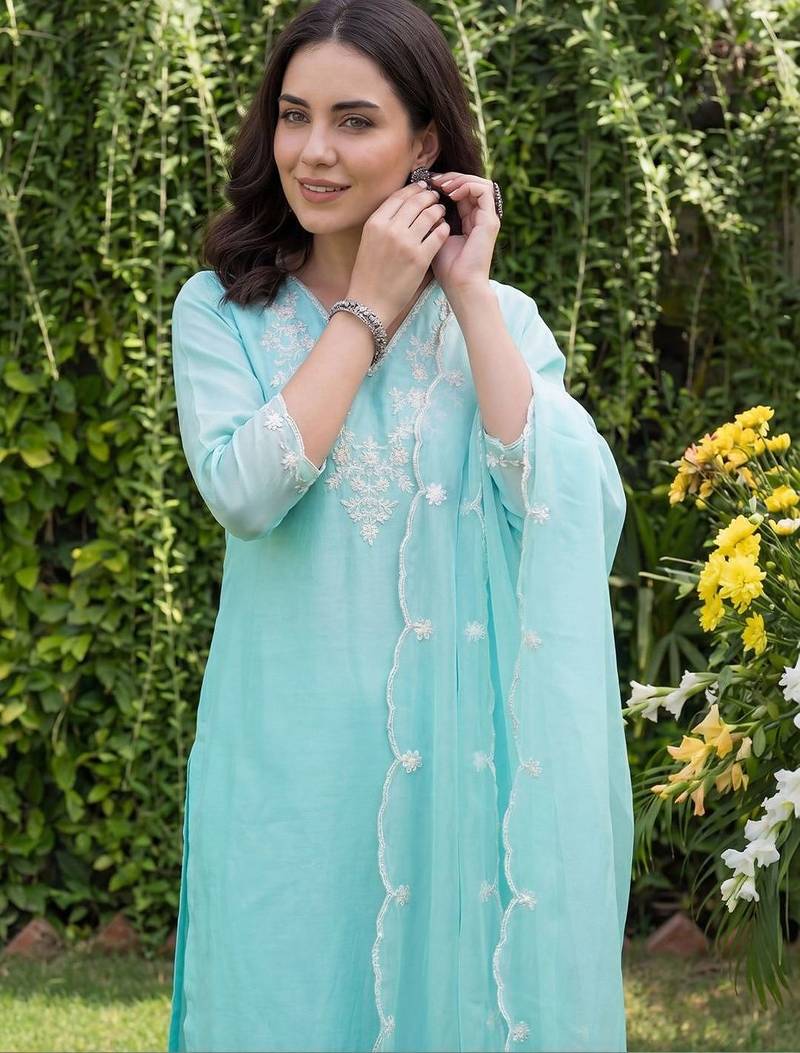Women Ethnic Motifs Embroidered Regular Thread Work Liva Kurta with Trousers & With Dupatta