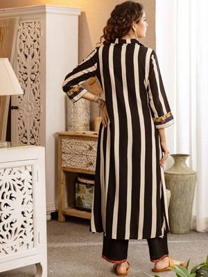 Women Printed Regular Thread Work Kurta with Trousers 4