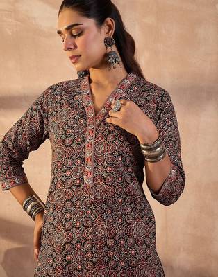 Women Ethnic Motifs Printed Regular Thread Work Pure Cotton Kurta With Trousers 2