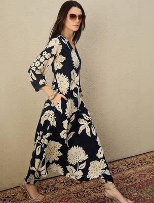 Women Floral Printed Regular Kurta with Trousers 1