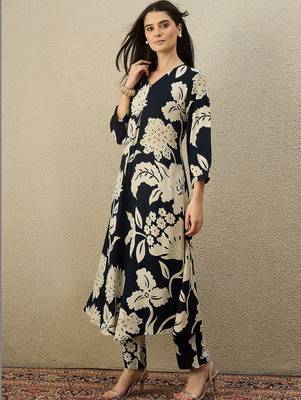 Women Floral Printed Regular Kurta with Trousers 3