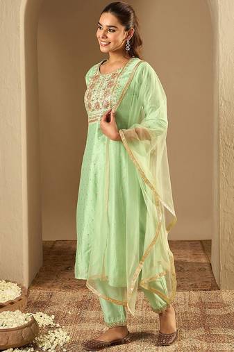 Floral Embroidered Chanderi Silk Straight Kurta With Trousers & Dupatta