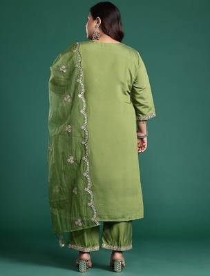 Plus Size Green Embroidered Straight Kurta Trousers With Dupatta Set 7