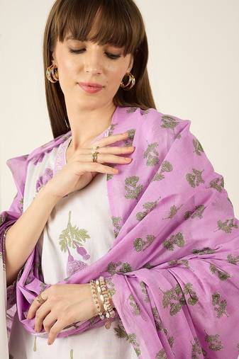Floral Printed V-Neck Thread Work Pure Cotton Kurta With Trousers & Dupatta