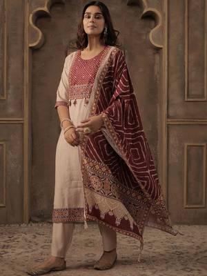 Women Geometric Printed Kurta with Trousers & Dupatta 1