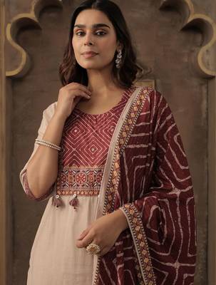 Women Geometric Printed Kurta with Trousers & Dupatta 2