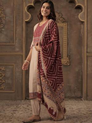 Women Geometric Printed Kurta with Trousers & Dupatta 3