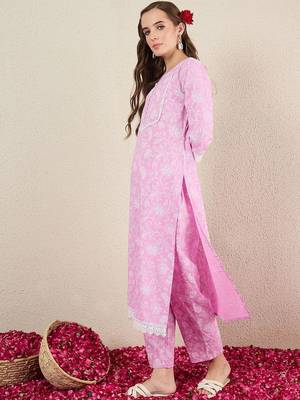 Women Floral Printed Cotton Kurta with Trousers 5