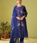 Women Floral Embroidered Thread Work Kurt Trousers & With Dupatta Kurta Sets
