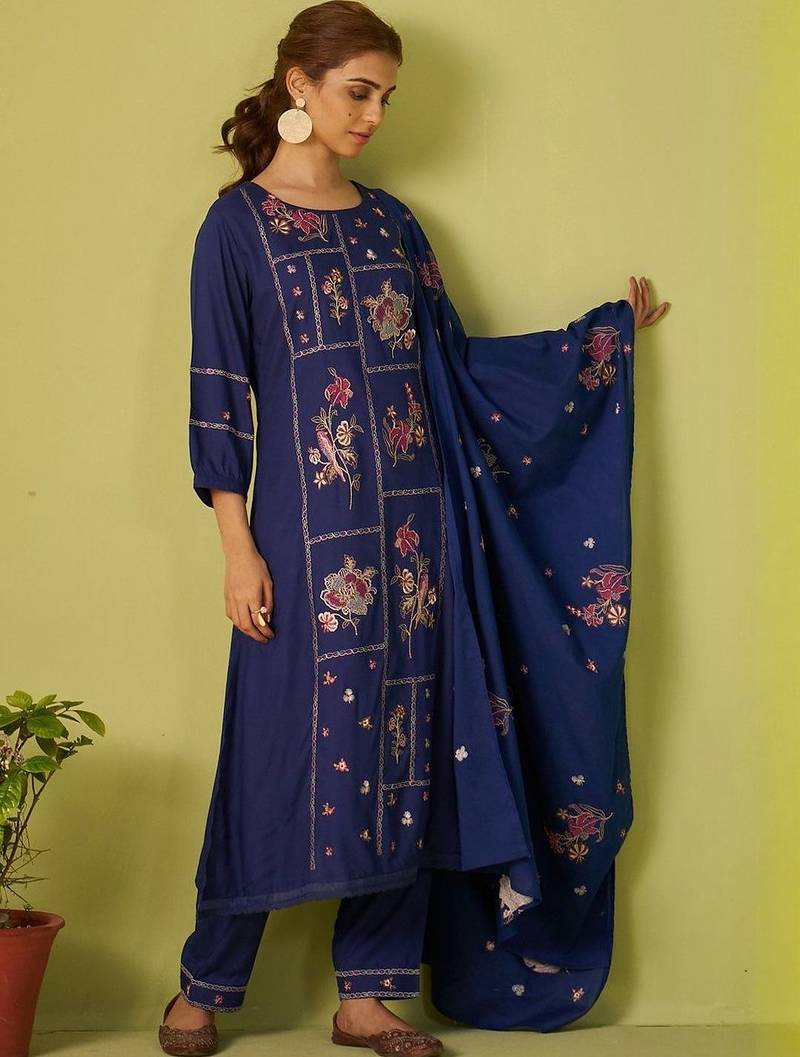 Women Floral Embroidered Thread Work Kurt Trousers & With Dupatta Kurta Sets