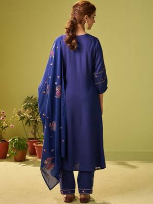Women Floral Embroidered Thread Work Kurt Trousers & With Dupatta Kurta Sets 4