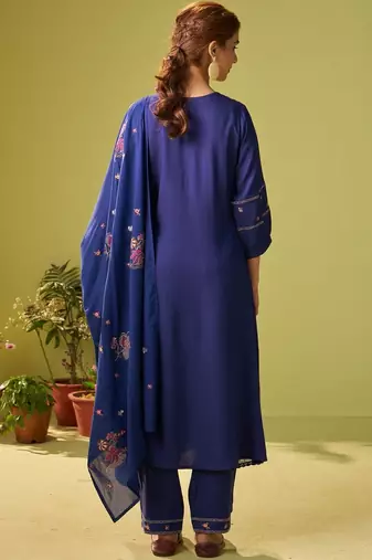 Women Floral Embroidered Thread Work Kurt Trousers & With Dupatta Kurta Sets