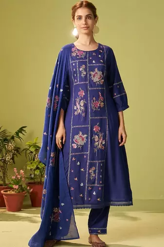 Women Floral Embroidered Thread Work Kurt Trousers & With Dupatta Kurta Sets