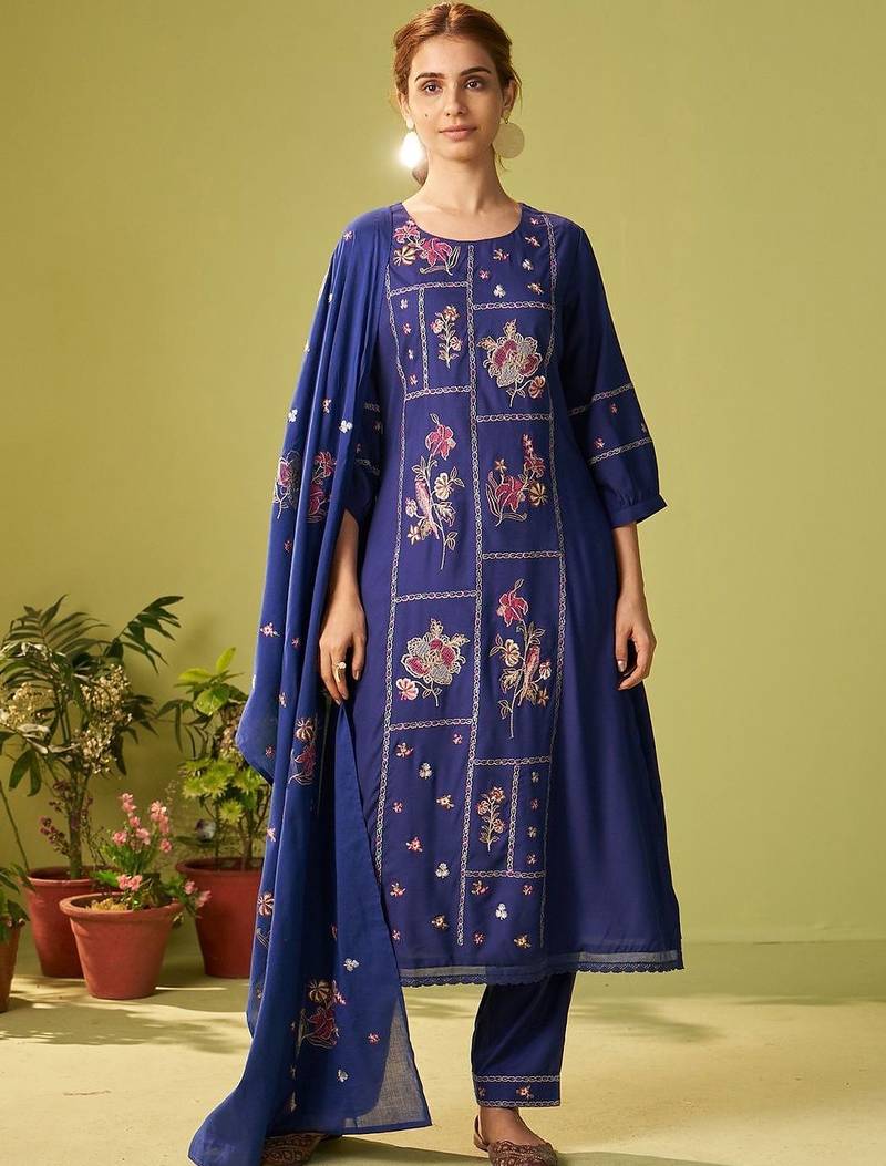 Women Floral Embroidered Thread Work Kurt Trousers & With Dupatta Kurta Sets