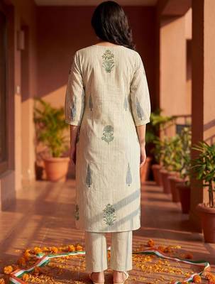 Women Printed Regular Pure Cotton Kurta with Trousers 4