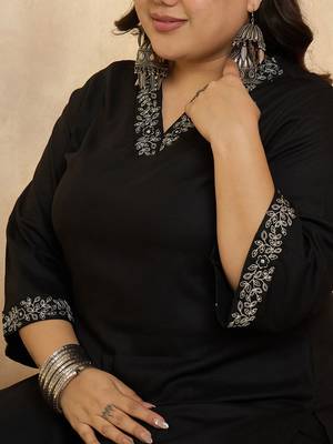 Plus Size Ethnic Motifs Embroidered Regular Thread Work Kurta with Trousers 2