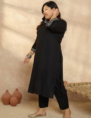 Plus Size Ethnic Motifs Embroidered Regular Thread Work Kurta with Trousers 3