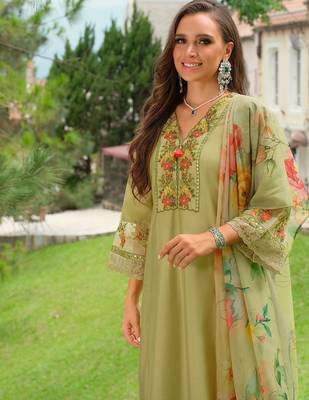 Women Floral Embroidered Regular Thread Work Kurta Trousers With Dupatta 1