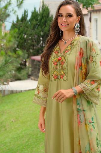 Women Floral Embroidered Regular Thread Work Kurta Trousers With Dupatta