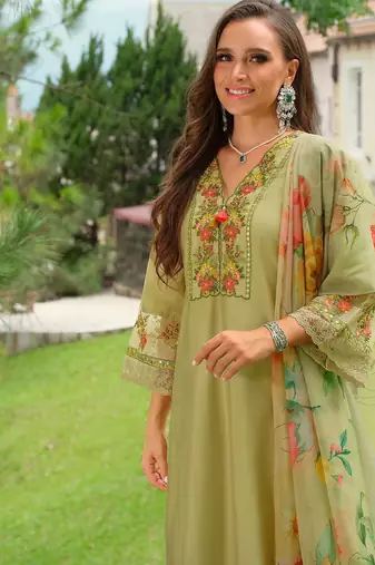 Women Floral Embroidered Regular Thread Work Kurta Trousers With Dupatta