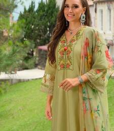 Women Floral Embroidered Regular Thread Work Kurta Trousers With Dupatta