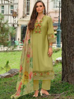Women Floral Embroidered Regular Thread Work Kurta Trousers With Dupatta 2