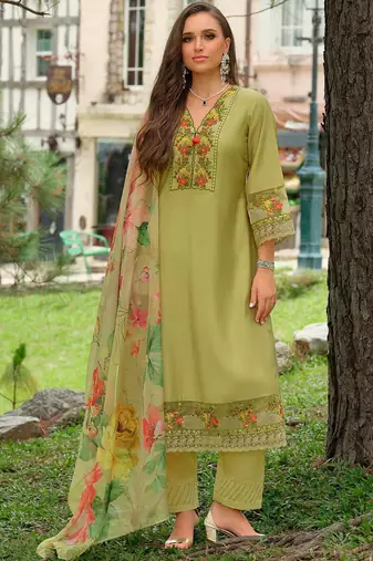 Women Floral Embroidered Regular Thread Work Kurta Trousers With Dupatta
