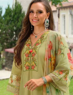 Women Floral Embroidered Regular Thread Work Kurta Trousers With Dupatta 3
