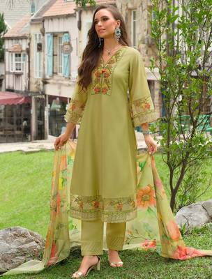 Women Floral Embroidered Regular Thread Work Kurta Trousers With Dupatta 4