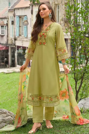 Women Floral Embroidered Regular Thread Work Kurta Trousers With Dupatta