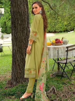 Women Floral Embroidered Regular Thread Work Kurta Trousers With Dupatta 5
