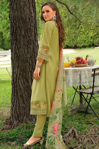 Women Floral Embroidered Regular Thread Work Kurta Trousers With Dupatta