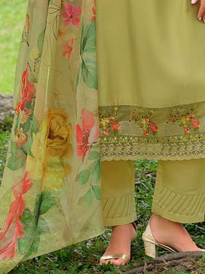 Women Floral Embroidered Regular Thread Work Kurta Trousers With Dupatta 6