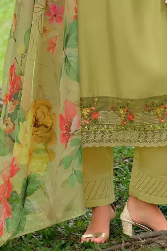 Women Floral Embroidered Regular Thread Work Kurta Trousers With Dupatta