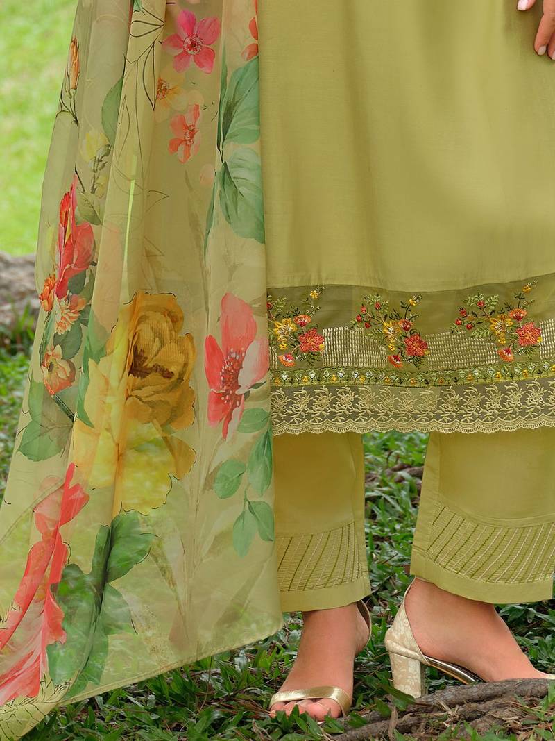Women Floral Embroidered Regular Thread Work Kurta Trousers With Dupatta