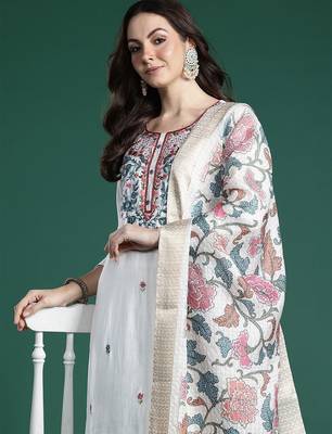 Women Floral Embroidered Thread Work Kurta With Trousers & Dupatta 1