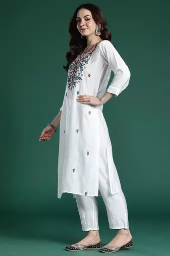 Women Floral Embroidered Thread Work Kurta With Trousers & Dupatta
