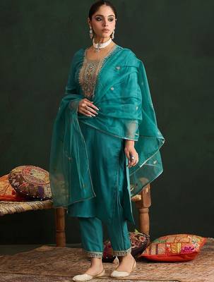 Women Ethnic Motifs Embroidered Regular Thread Work Kurta with Trousers & With Dupatta 5