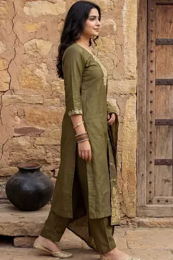 Women Ethnic Motifs Embroidered Regular Thread Work Kurta with Trousers & With Dupatta