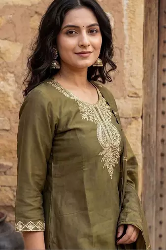 Women Ethnic Motifs Embroidered Regular Thread Work Kurta with Trousers & With Dupatta