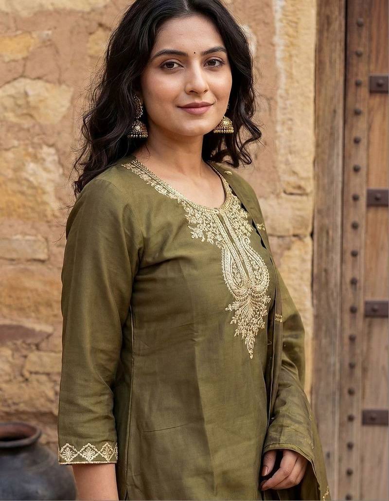 Women Ethnic Motifs Embroidered Regular Thread Work Kurta with Trousers & With Dupatta